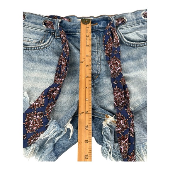 We the Free People Scarf Belt Button Fly Jean Shorts 26 Light Fringe Fray Cuffed - Picture 7 of 13